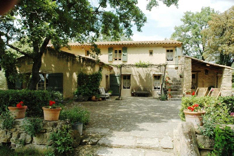 Mazet 19ème en sud Luberon avec piscine sur 21 000 m² dont vignes